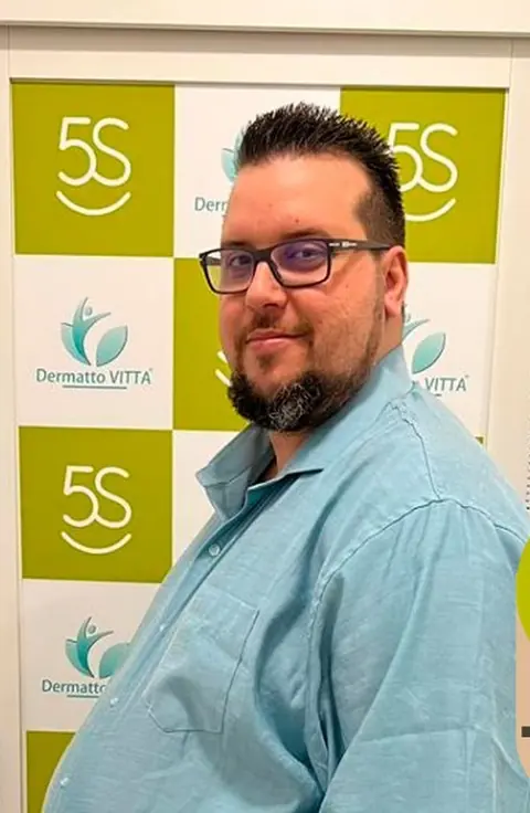 Gustavo antes: de perfil