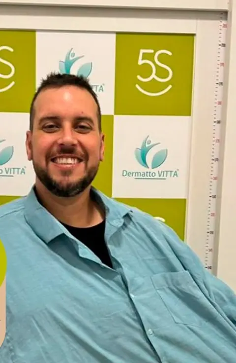 Gustavo depois de eliminar 70 kg: a camisa de antes