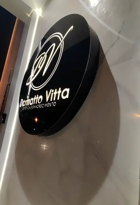 A placa preta com o emblema DV na entrada da clínica